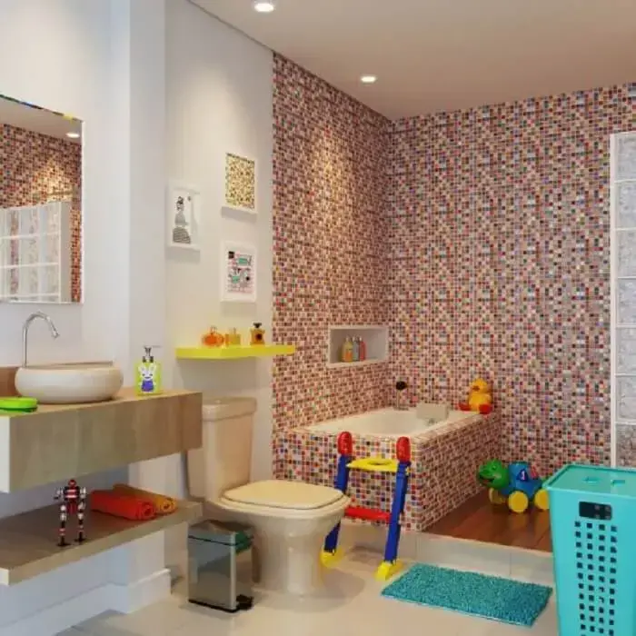 Decoração infantil pede prateleira para banheiro colorida