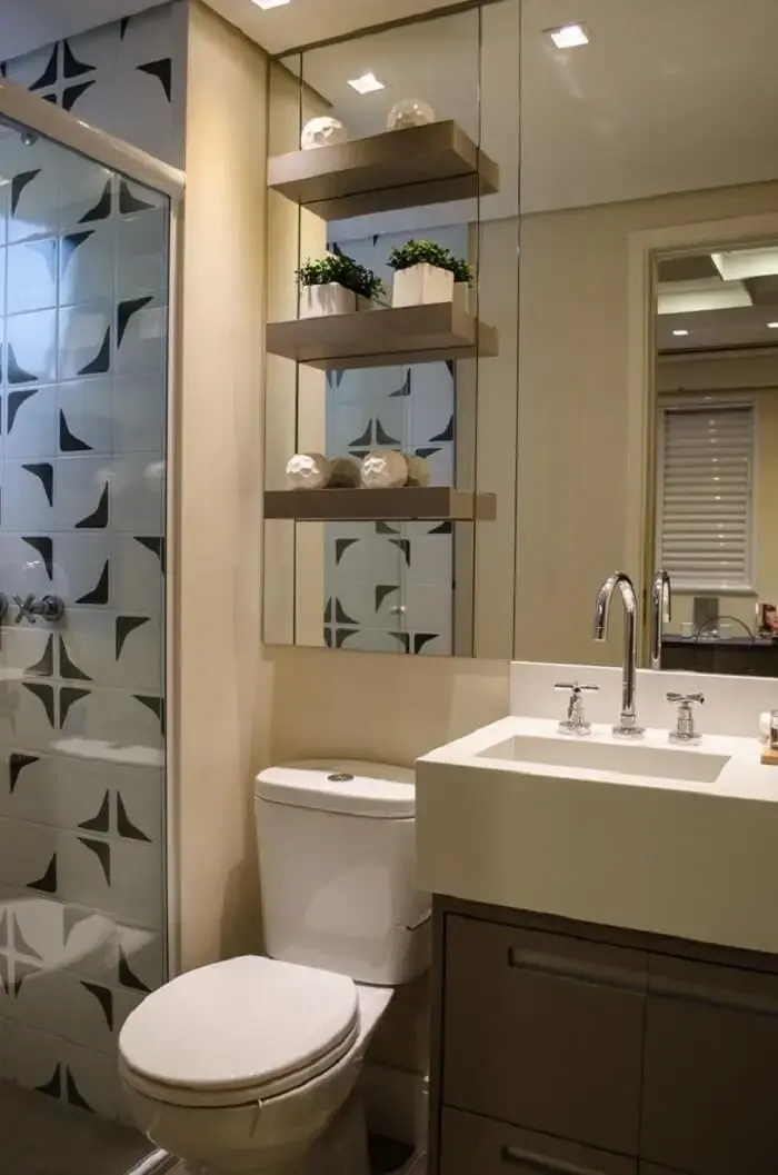 Decoração neutra com prateleira para banheiro no espelho