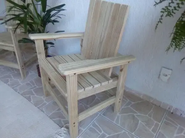 Decore a varanda de casa com cadeira de madeira maciça pinus tratado