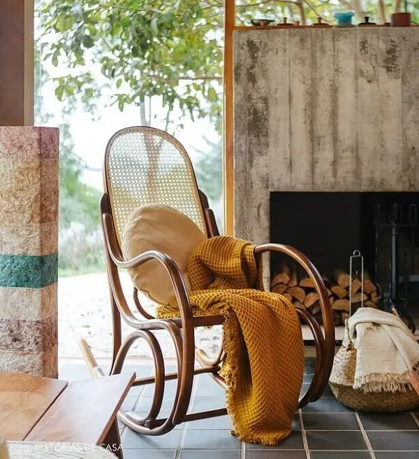 Deixe sua casa mais aconchegante com um cadeira de balanço de madeira
