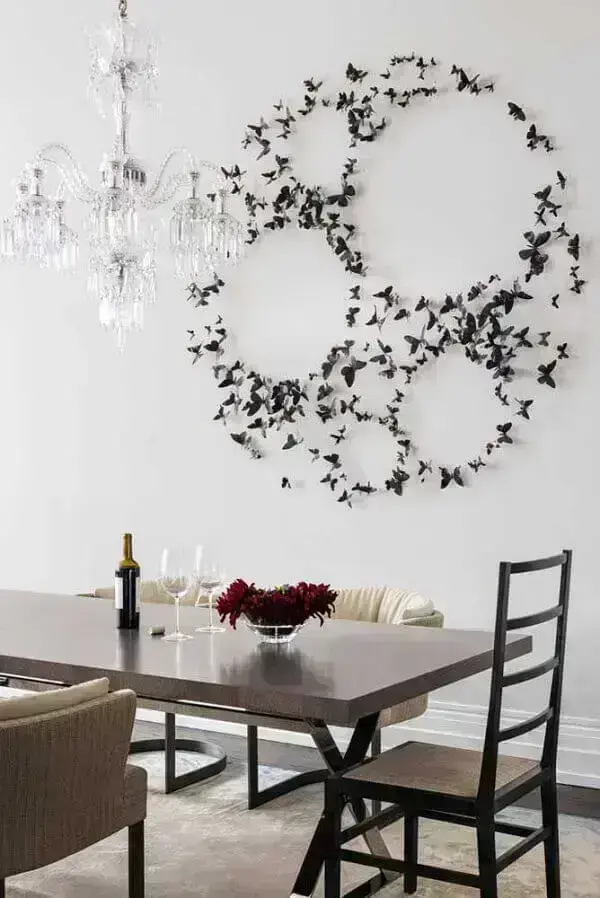 Escultura de parede metal feita com pequenas borboletas são ótimas ideias de decoração