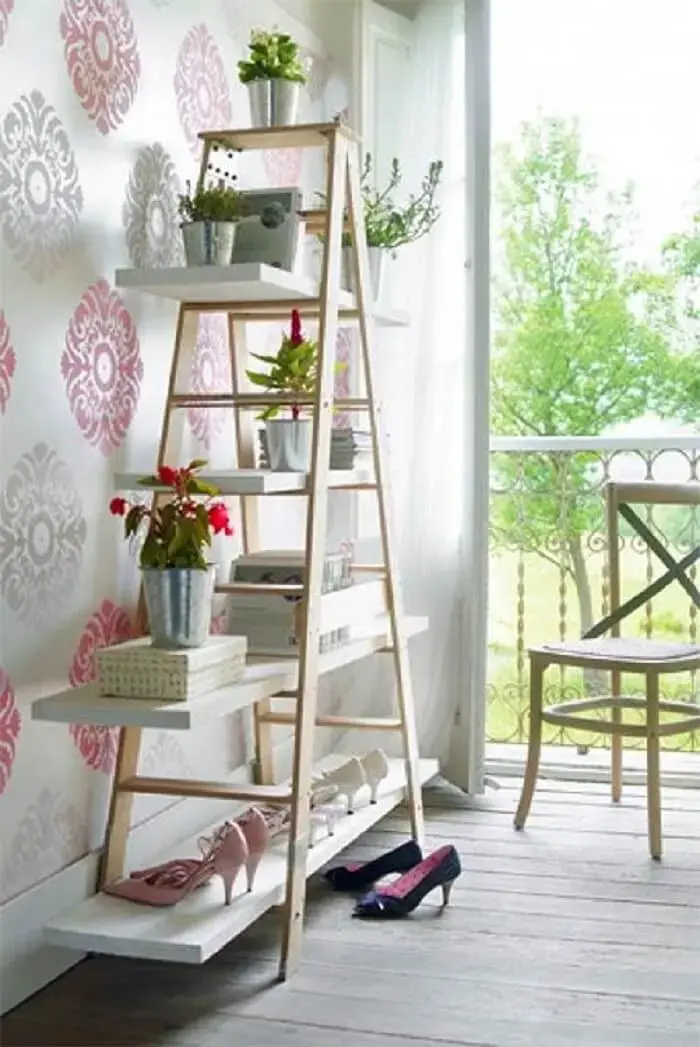 Estante escada madeira complementa a decoração do ambiente