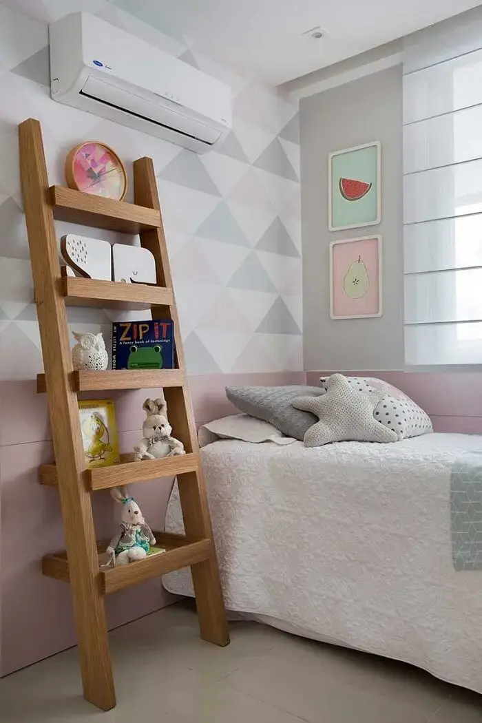 Estante escada madeira para quarto infantil com cinco repartições