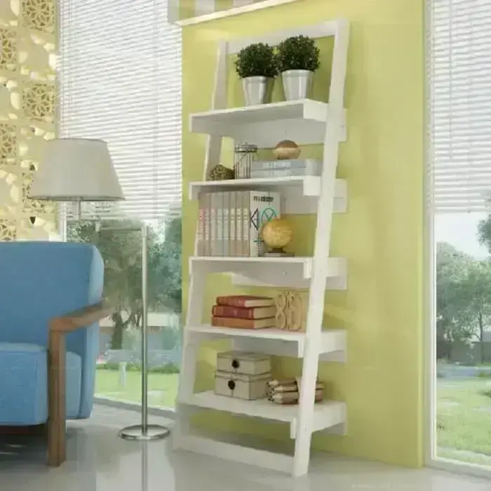 Estante escada branca complementa a decoração da sala de estar