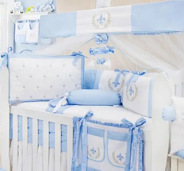 Kit berço provençal para quarto de bebê menino em tons de branco e azul