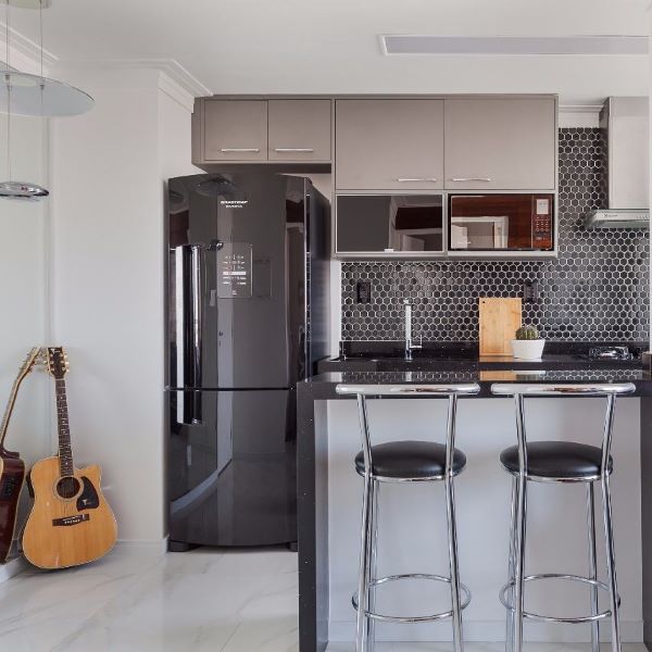 Geladeira preta para cozinha moderna e bancada de granito