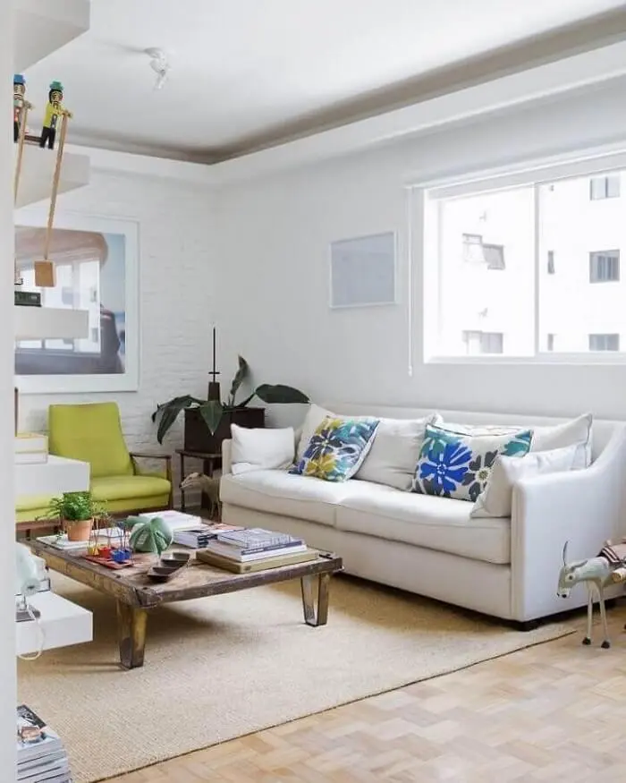 Invista em uma decoração colorida caso o tecido para sofá seja branco