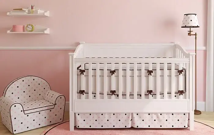 Kit berço provençal para quarto de bebê em tons de branco, rosa e marrom