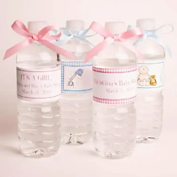 Lembrancinha de maternidade barata feita com garrafa de água e rótulo personalizado