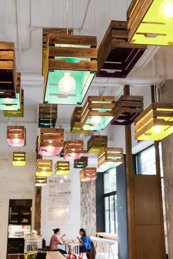 Luminárias criativas feitas com caixote de feira