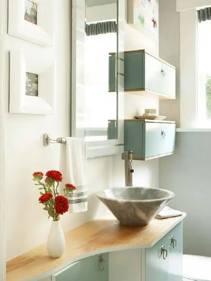 Maximize o espaço do ambiente incluindo prateleiras para banheiro