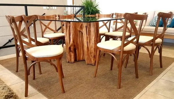 Mesa com base de tronco e cadeiras de madeira