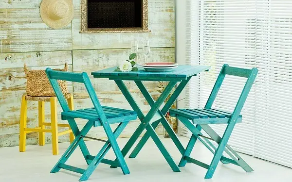 Mesa e cadeira de madeira dobrável verde encanta a decoração do ambiente