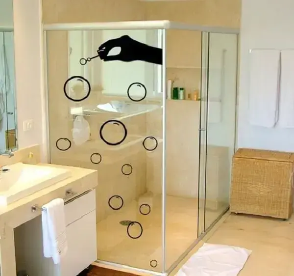  Modelo de adesivo para box de banheiro com desenho de bolhas de sabão