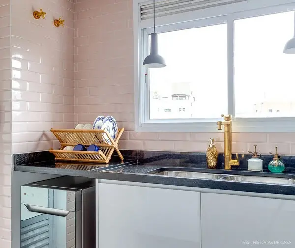 Modelo de azulejo para cozinha metrô com acabamento rosa bebê