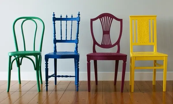Modelos de cadeiras de madeira vintage colorida