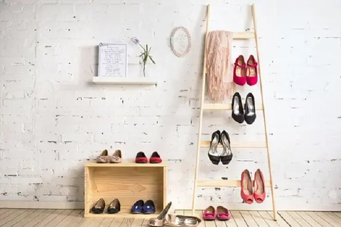 Que tal utilizar a estante escada como sapateira para organizar seus calçados