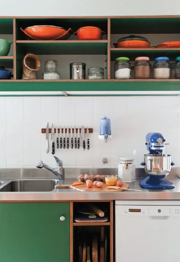 O azulejo para cozinha branco traz neutralidade para a decoração com armários verdes