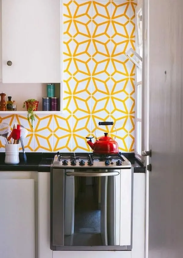 O azulejo para cozinha amarelo se destaca na decoração do ambiente