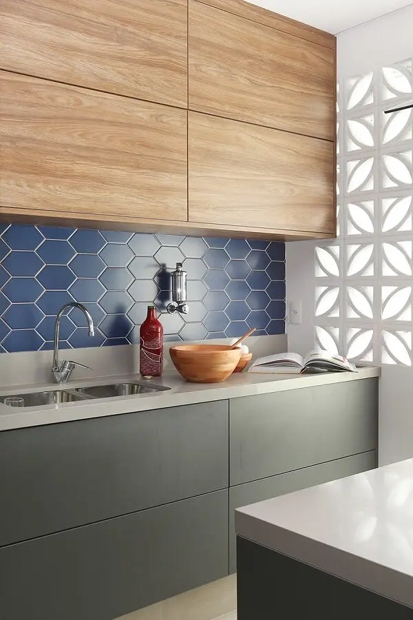 O azulejo para cozinha geométrico é a grande atração desse espaço