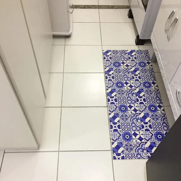 O tapete emborrachado para área de cozinha evita respingos da pia diretamente no chão
