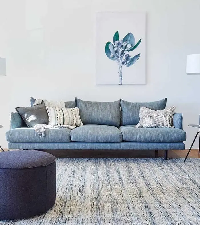 O tecido para sofá de linho azul traz calmaria para a decoração