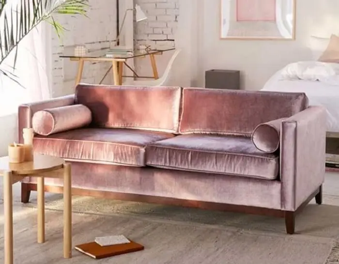 O tecido para sofá de veludo traz brilho para o ambiente