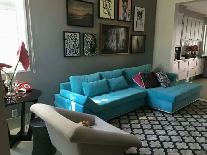 O tecido para sofá na cor azul turquesa se destaca na decoração