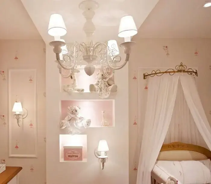 Para o quarto do bebê além do berço provençal invista em um belo lustre para iluminar o ambiente