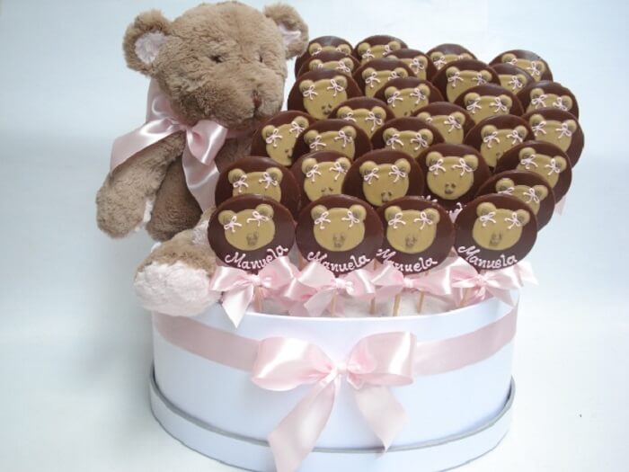 Pirulito de chocolate com desenhos de ursinho utilizado como lembrancinha de maternidade