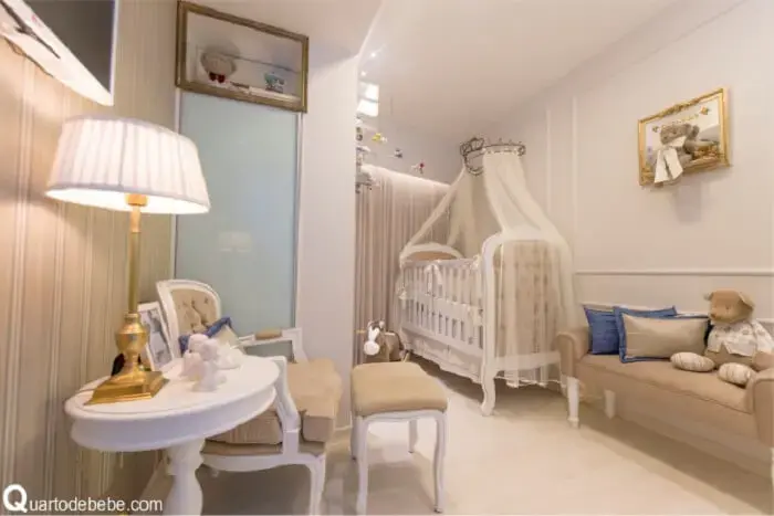 Quarto de bebê com decoração clássica e lúdico conta a presença de um berço provençal