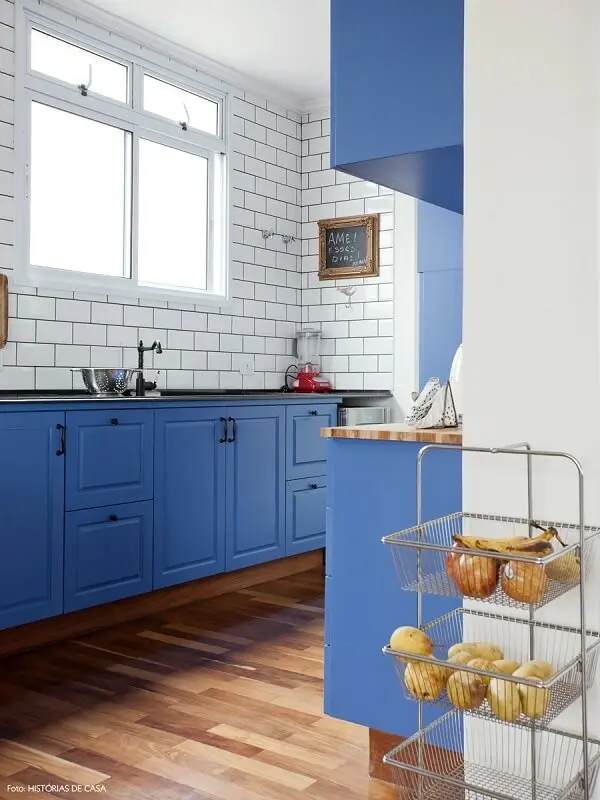 Que tal uma cozinha vintage com azulejo metrô branco?