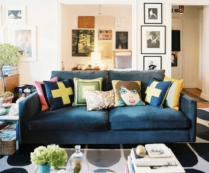 Sala de estar decorada com tecido para sofá suede