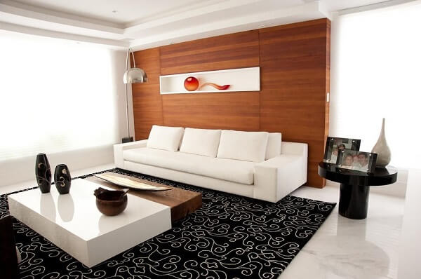 Sala de tv com tapete preto e branco estampado