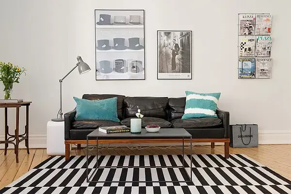 Sofá de couro e tapete preto e branco listrado