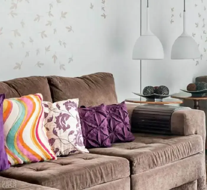 Tecido para sofá suede marrom e almofadas coloridas