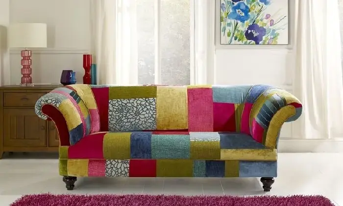 Tecido para sofá de patchwork traz alegria para o ambiente