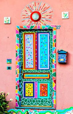 adesivo de porta - porta com adesivo colorido 