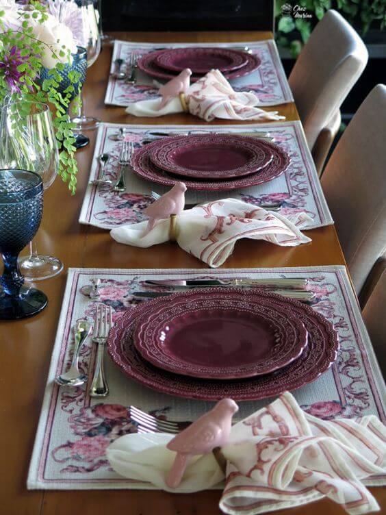 aparelhos da mesa de jantar também podem ser de cor marsala