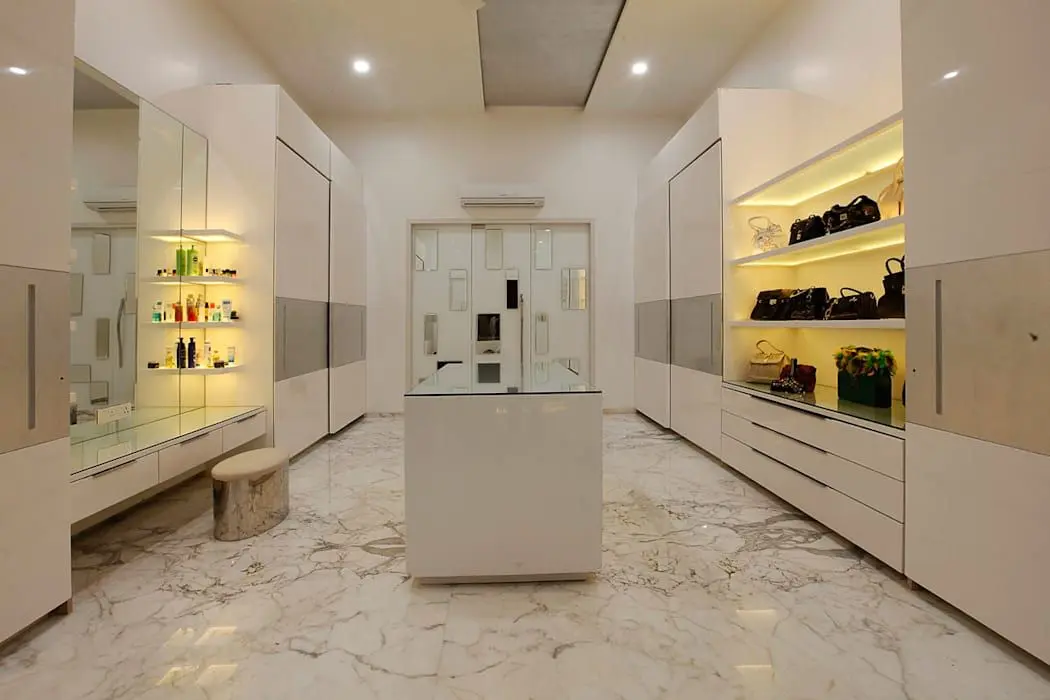 ar condicionado split - closet com piso de mármore 