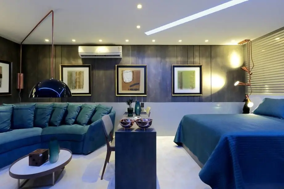ar condicionado split - quarto com sofá em tons de azul 