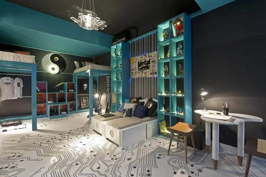 ar condicionado split - quarto geek preto e azul com piso de estampa tech 
