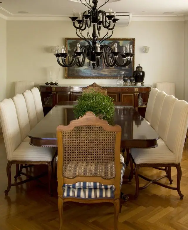 ar condicionado split - sala de jantar com lustre clássico 