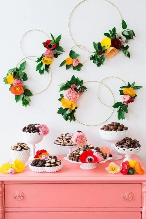 arranjo de flores para decoração de mesa de guloseimas simples Foto Weddbook