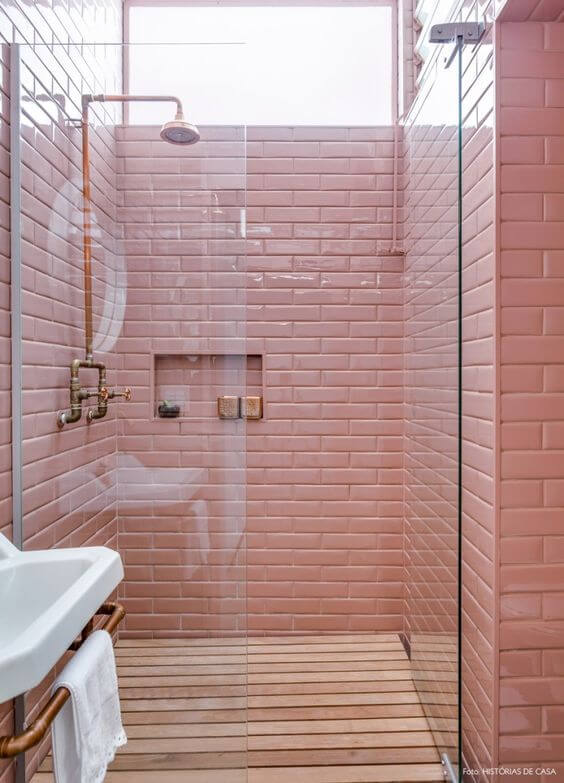 Banheiro com tinta para azulejo cor de rosa