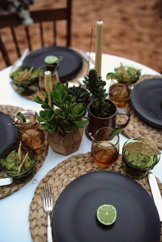 Centro de mesa de jantar com plantas