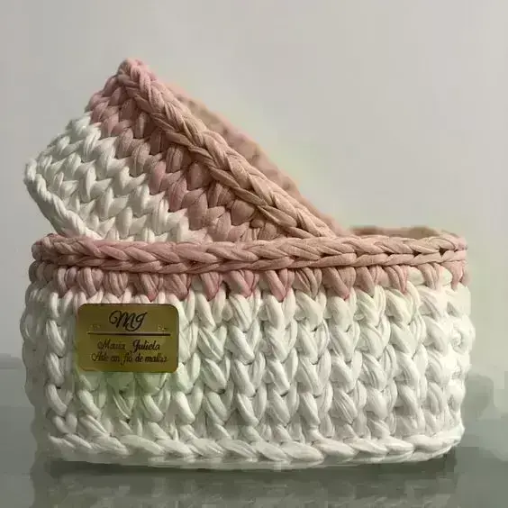 cesto de crochê - cesto de crochê branco e rosa 