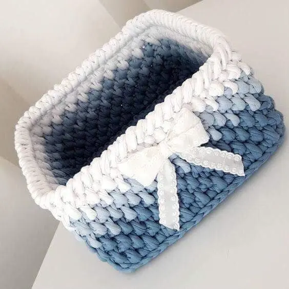 cesto de crochê - cesto retangular de crochê azul e branco 