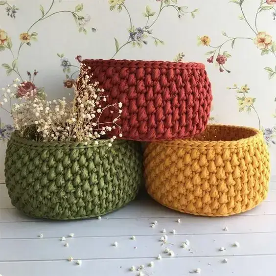 cesto de crochê - cestos coloridos usados como cachepot 