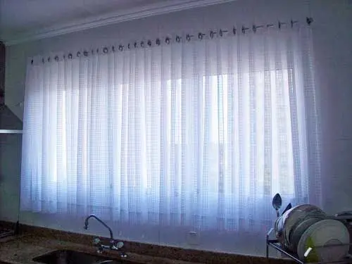 cortina de renda - cortina de renda branca em janela de cozinha 